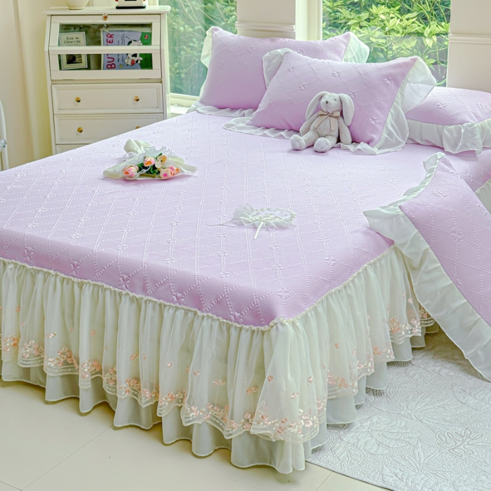 91家纺网 家纺一手货源 找家纺 漫布云 2025夏季新款PE聚乙烯中分子凉感凉豆豆蕾丝花边床裙款凉席三件套  梦巴黎-香芋紫 