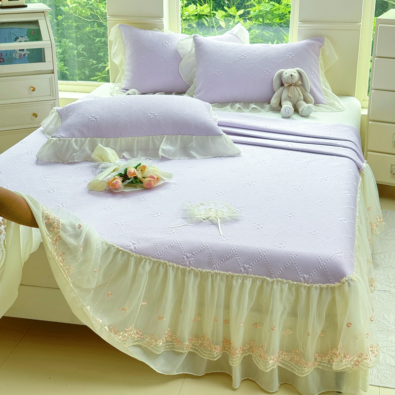 91家纺网 家纺一手货源 找家纺 漫布云 2025夏季新款PE聚乙烯中分子凉感凉豆豆蕾丝花边床裙款凉席三件套  梦巴黎-香芋紫 