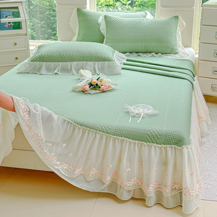 91家纺网 家纺一手货源 找家纺 漫布云 2025夏季新款PE聚乙烯中分子凉感凉豆豆蕾丝花边床裙款凉席三件套 梦巴黎-新芽绿 