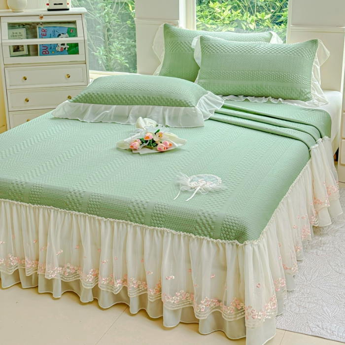 91家纺网 家纺一手货源 找家纺 漫布云 2025夏季新款PE聚乙烯中分子凉感凉豆豆蕾丝花边床裙款凉席三件套 梦巴黎-新芽绿 