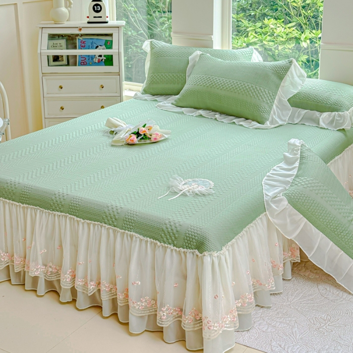 91家纺网 家纺一手货源 找家纺 漫布云 2025夏季新款PE聚乙烯中分子凉感凉豆豆蕾丝花边床裙款凉席三件套 梦巴黎-新芽绿 