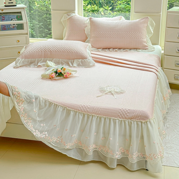 91家纺网 家纺一手货源 找家纺 漫布云 2025夏季新款PE聚乙烯中分子凉感凉豆豆蕾丝花边床裙款凉席三件套 梦巴黎-樱花粉