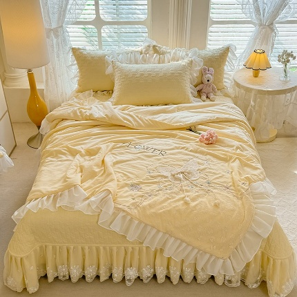 91家纺网 家纺一手货源 找家纺 漫布云家纺2025夏季新款法式公主风甜美少女心超柔水洗棉床盖款夏被四件套云感皱皱棉蕾丝花边床裙款四件套 幻蝶-梦幻紫 