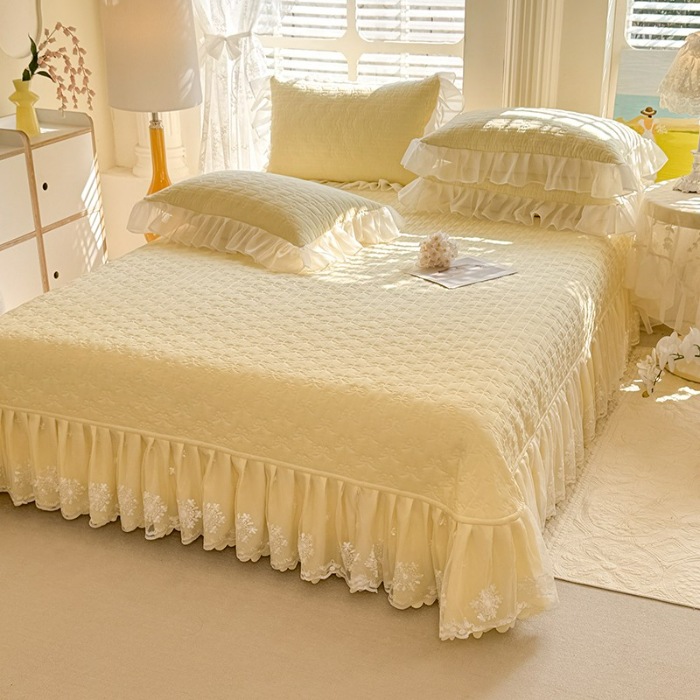 91家纺网 家纺一手货源 找家纺 漫布云家纺2025夏季新款法式公主风甜美少女心超柔水洗棉床盖款夏被四件套云感皱皱棉蕾丝花边床裙款四件套 幻蝶-嫩黄 