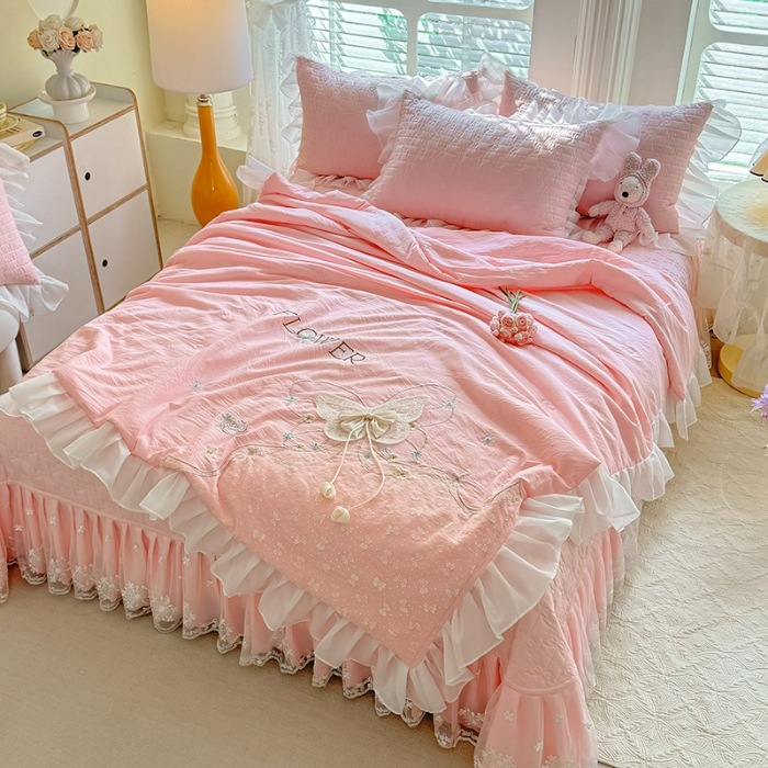 91家纺网 家纺一手货源 找家纺 漫布云家纺2025夏季新款法式公主风甜美少女心超柔水洗棉床盖款夏被四件套云感皱皱棉蕾丝花边床裙款四件套 幻蝶-樱花粉