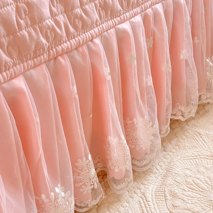 91家纺网 家纺一手货源 找家纺 漫布云家纺2025夏季新款法式公主风甜美少女心超柔水洗棉床盖款夏被四件套云感皱皱棉蕾丝花边床裙款四件套 幻蝶-樱花粉