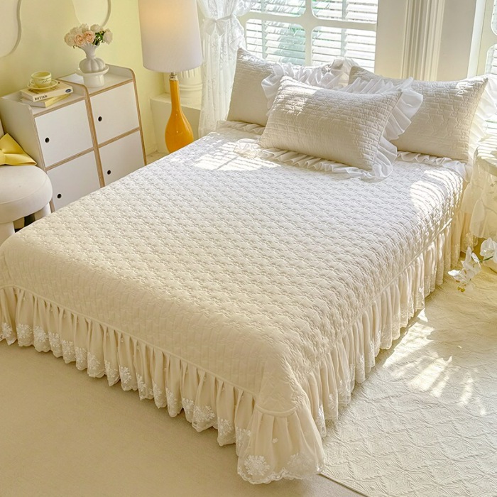 91家纺网 家纺一手货源 找家纺 漫布云家纺2025夏季新款法式公主风甜美少女心超柔水洗棉床盖款夏被四件套云感皱皱棉蕾丝花边床裙款四件套 幻蝶-奶油白