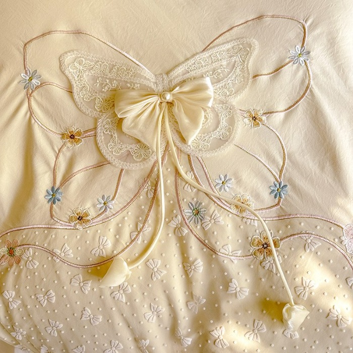 91家纺网 家纺一手货源 找家纺 漫布云家纺2025夏季新款法式公主风甜美少女心超柔水洗棉床盖款夏被四件套云感皱皱棉蕾丝花边床裙款四件套 幻蝶-奶油白