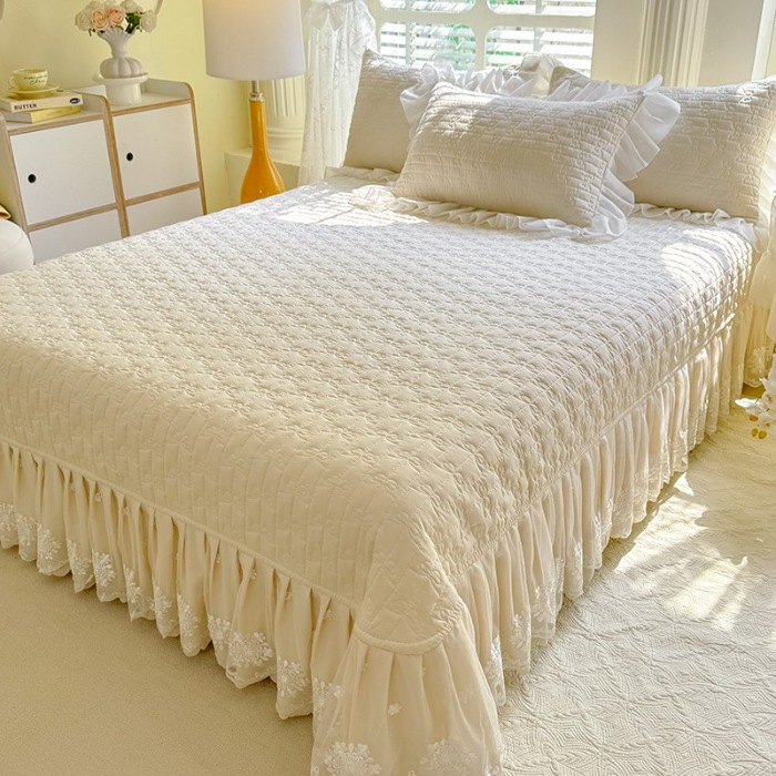 91家纺网 家纺一手货源 找家纺 漫布云家纺2025夏季新款法式公主风甜美少女心超柔水洗棉床盖款夏被四件套云感皱皱棉蕾丝花边床裙款四件套 幻蝶-奶油白