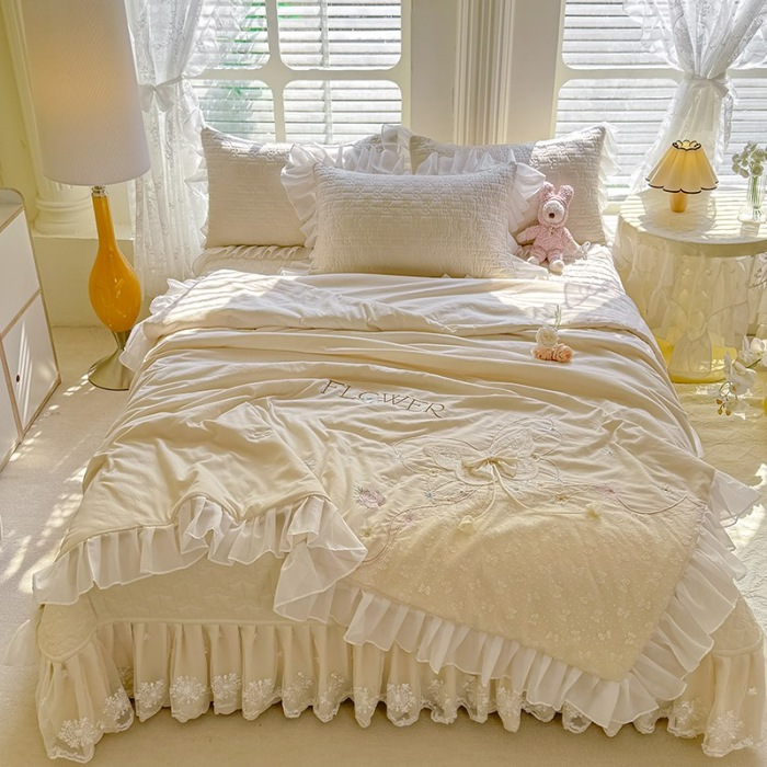 91家纺网 家纺一手货源 找家纺 漫布云家纺2025夏季新款法式公主风甜美少女心超柔水洗棉床盖款夏被四件套云感皱皱棉蕾丝花边床裙款四件套 幻蝶-奶油白