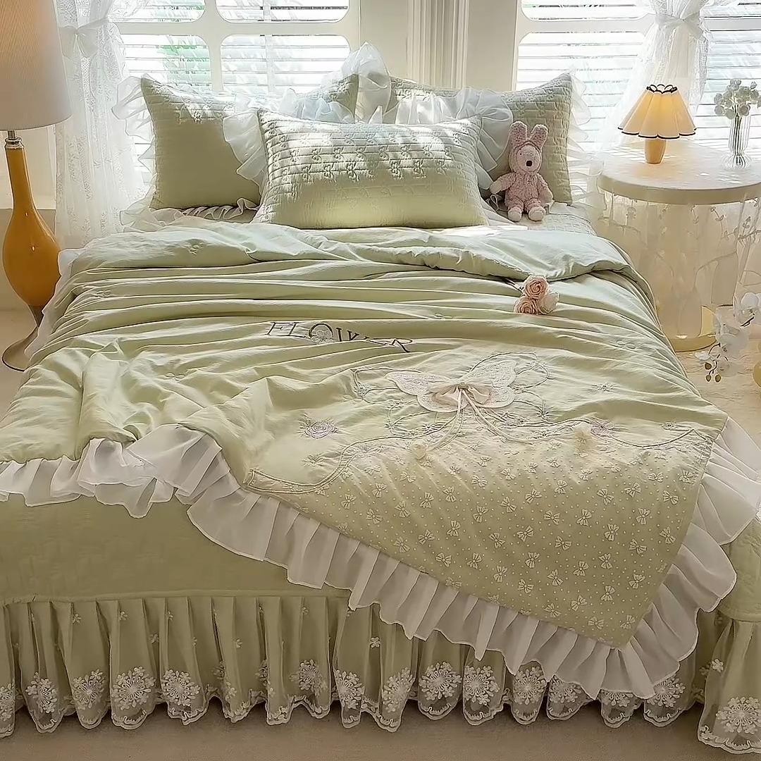 91家纺网 家纺一手货源 找家纺 漫布云家纺2025夏季新款法式公主风甜美少女心超柔水洗棉床盖款夏被四件套云感皱皱棉蕾丝花边床裙款四件套 幻蝶-嫩芽绿 