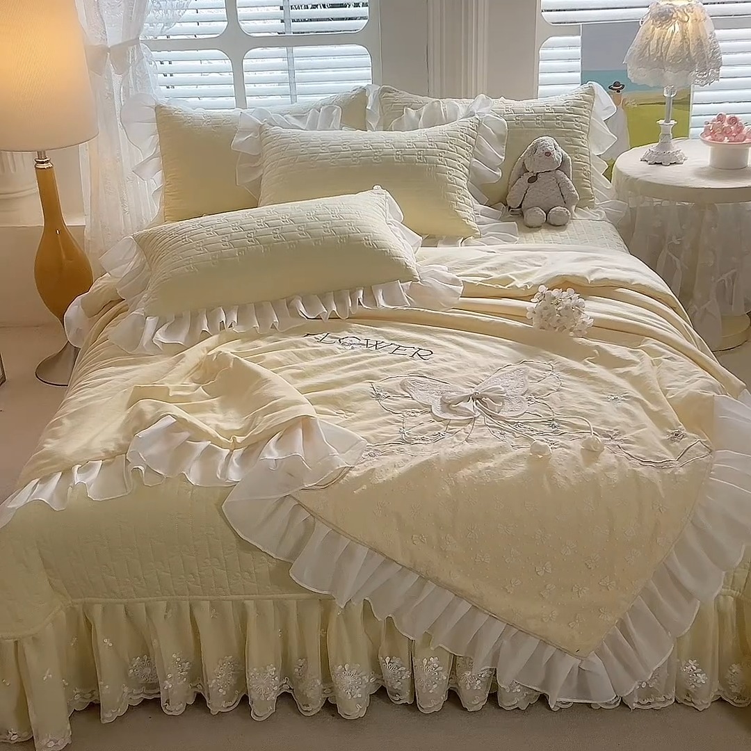 91家纺网 家纺一手货源 找家纺 漫布云家纺2025夏季新款法式公主风甜美少女心超柔水洗棉床盖款夏被四件套云感皱皱棉蕾丝花边床裙款四件套 幻蝶-嫩黄 