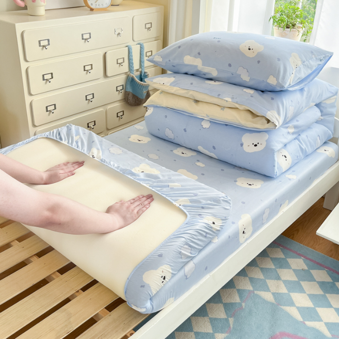 91家纺网 家纺一手货源 找家纺 寻米 2025新款全棉印花学生季学生三件套 云朵小熊