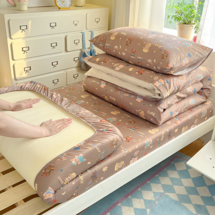 91家纺网 家纺一手货源 找家纺 寻米 2025新款全棉印花学生季学生三件套 小熊的一天-咖色