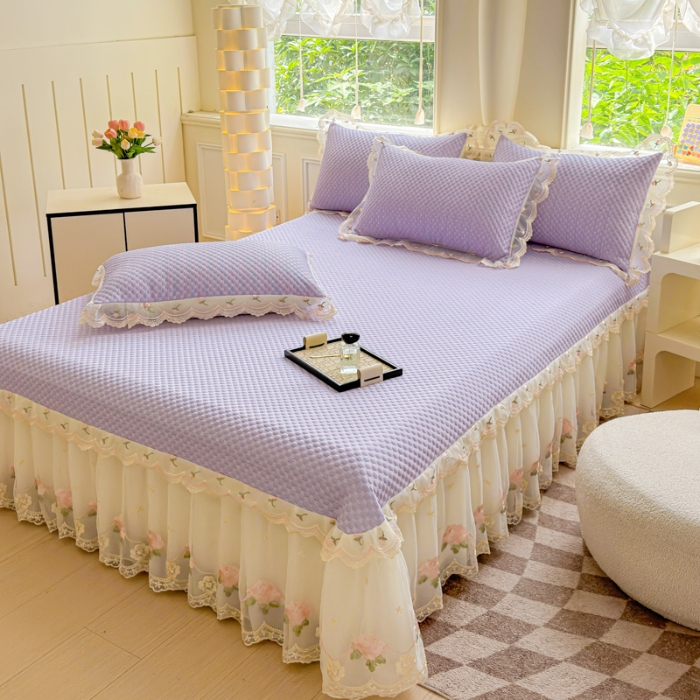 91家纺网 家纺一手货源 找家纺 漫布云2025夏季新款甄选A类凉豆豆纯色系蕾丝花边床裙款床单款床盖床单凉席三件套蕾丝床盖款凉席三件套 唯爱-梦幻紫 