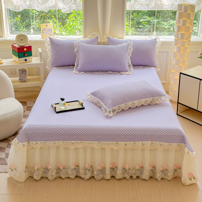 91家纺网 家纺一手货源 找家纺 漫布云2025夏季新款甄选A类凉豆豆纯色系蕾丝花边床裙款床单款床盖床单凉席三件套蕾丝床盖款凉席三件套 唯爱-梦幻紫 