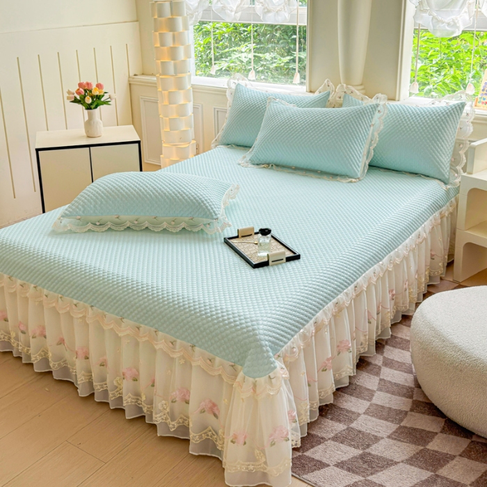 91家纺网 家纺一手货源 找家纺 漫布云2025夏季新款甄选A类凉豆豆纯色系蕾丝花边床裙款床单款床盖床单凉席三件套蕾丝床盖款凉席三件套 唯爱-天空蓝 