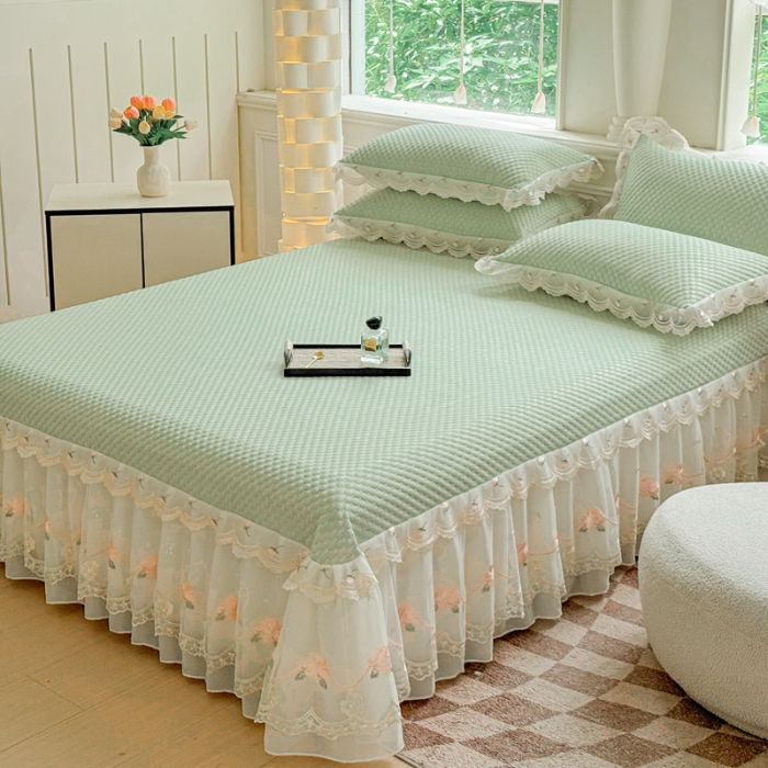 91家纺网 家纺一手货源 找家纺 漫布云2025夏季新款甄选A类凉豆豆纯色系蕾丝花边床裙款床单款床盖床单凉席三件套蕾丝床盖款凉席三件套 唯爱-新芽绿 