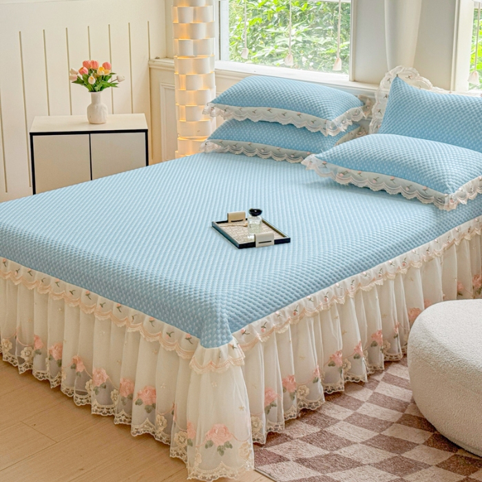 91家纺网 家纺一手货源 找家纺 漫布云2025夏季新款甄选A类凉豆豆纯色系蕾丝花边床裙款床单款床盖床单凉席三件套蕾丝床盖款凉席三件套 唯爱-婴儿蓝 