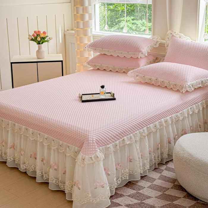 91家纺网 家纺一手货源 找家纺 漫布云2025夏季新款甄选A类凉豆豆纯色系蕾丝花边床裙款床单款床盖床单凉席三件套蕾丝床盖款凉席三件套 唯爱-樱花粉