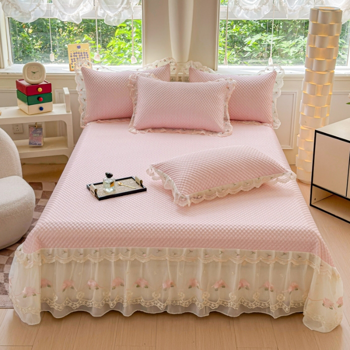 91家纺网 家纺一手货源 找家纺 漫布云2025夏季新款甄选A类凉豆豆纯色系蕾丝花边床裙款床单款床盖床单凉席三件套蕾丝床盖款凉席三件套 唯爱-樱花粉