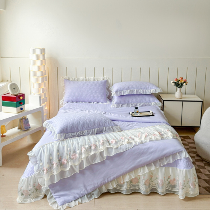 91家纺网 家纺一手货源 找家纺 苏米娜2025春夏韩版公主风水洗棉蕾丝床盖款夏被四件套法式蕾丝花边床裙款四件套  艾薇—香芋紫