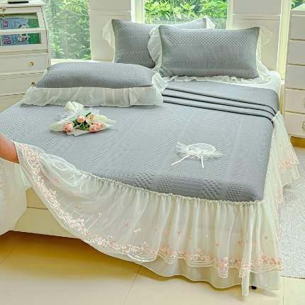 91家纺网 家纺一手货源 找家纺 （总）漫布云2025夏季新款PE聚乙烯中分子凉感凉豆豆蕾丝花边床裙款凉席三件套冰豆豆凉席