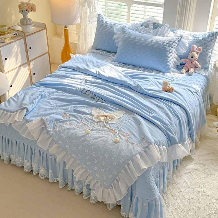 91家纺网 家纺一手货源 找家纺 漫布云家纺2025春夏新品韩版甜美公主风超柔水洗棉床盖四件套刺绣针织棉双层纱纯棉棉麻全棉少女心夹棉床裙款夏被款床盖四件套  幻蝶-婴儿蓝 