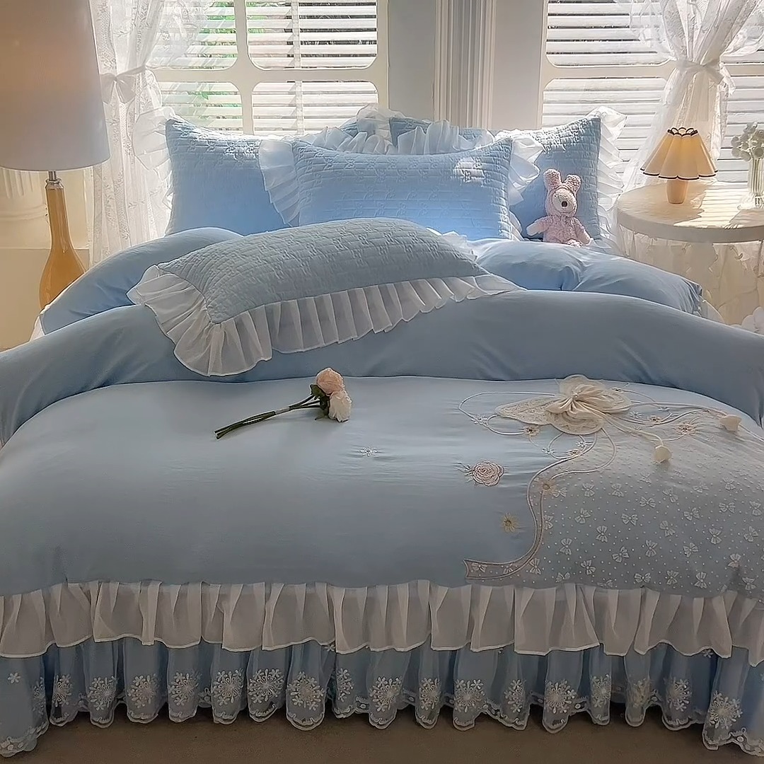 91家纺网 家纺一手货源 找家纺 漫布云家纺2025春夏新品韩版甜美公主风超柔水洗棉床盖四件套刺绣针织棉双层纱纯棉棉麻全棉少女心夹棉床裙款夏被款床盖四件套  幻蝶-婴儿蓝 