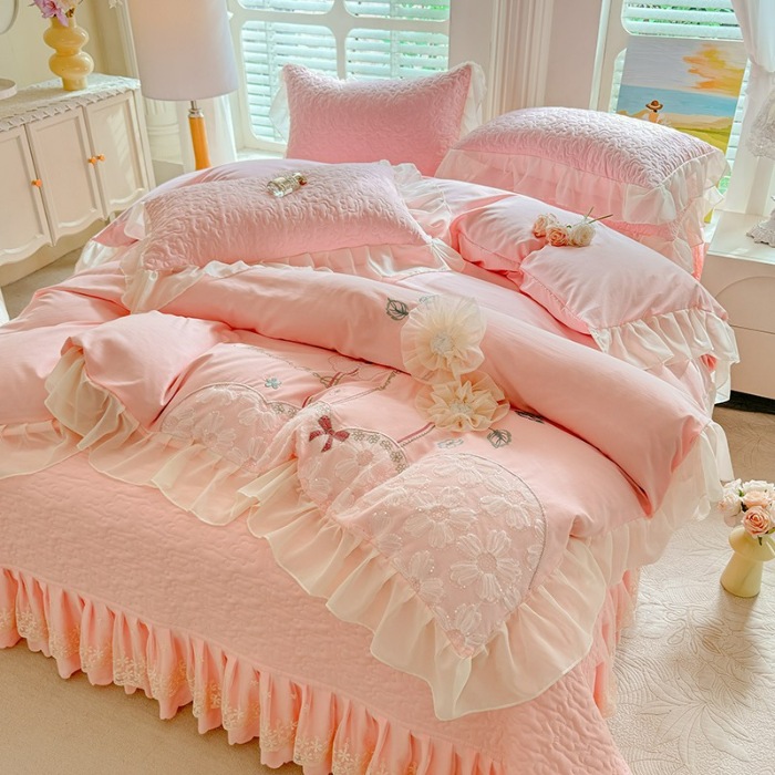 91家纺网 家纺一手货源 找家纺 苏米娜 2025夏季韩版公主风亲肤水洗棉全棉蕾丝花边床裙床盖四件套-秘密花园系列  秘密花园—樱花粉 