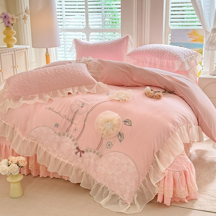 91家纺网 家纺一手货源 找家纺 苏米娜 2025夏季韩版公主风亲肤水洗棉全棉蕾丝花边床裙床盖四件套-秘密花园系列  秘密花园—樱花粉 