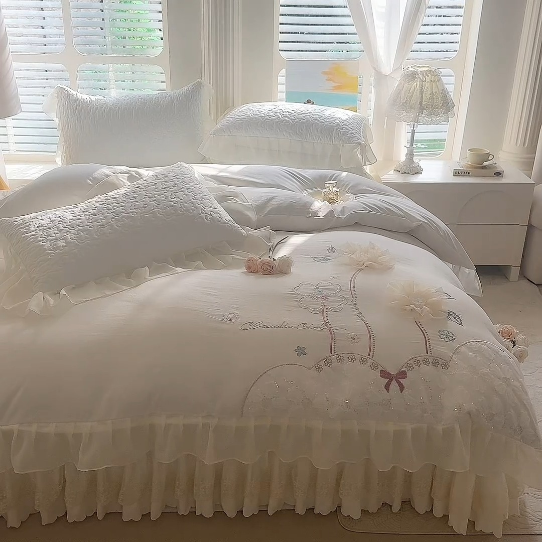 91家纺网 家纺一手货源 找家纺 苏米娜 2025夏季韩版公主风亲肤水洗棉全棉蕾丝花边床裙床盖四件套-秘密花园系列  秘密花园—奶昔白 