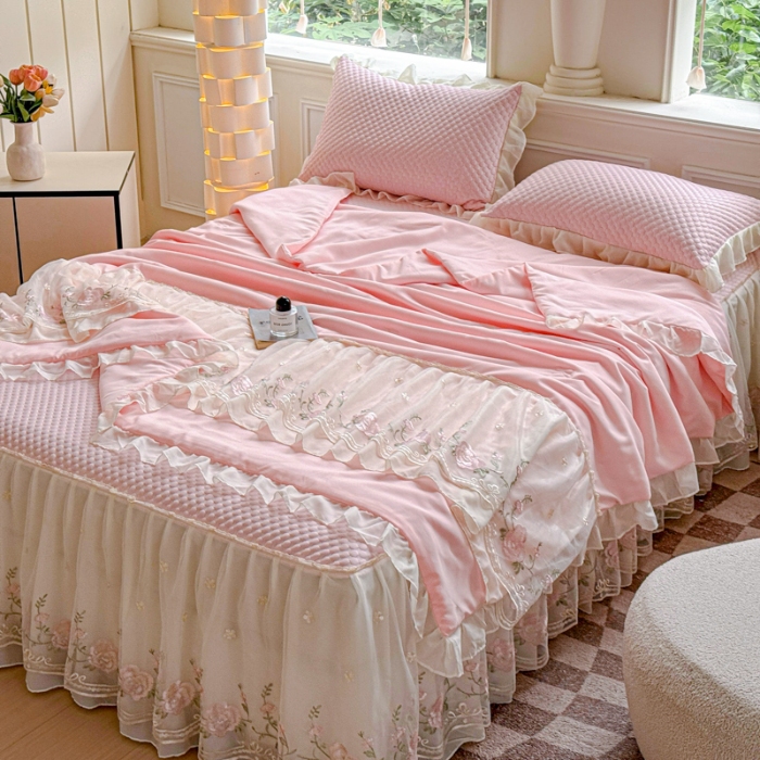 91家纺网 家纺一手货源 找家纺 苏米娜2025爆款新款夏季韩版公主风水洗棉全棉蕾丝花边床盖款三件套夏被四件套 梦幻—樱花粉