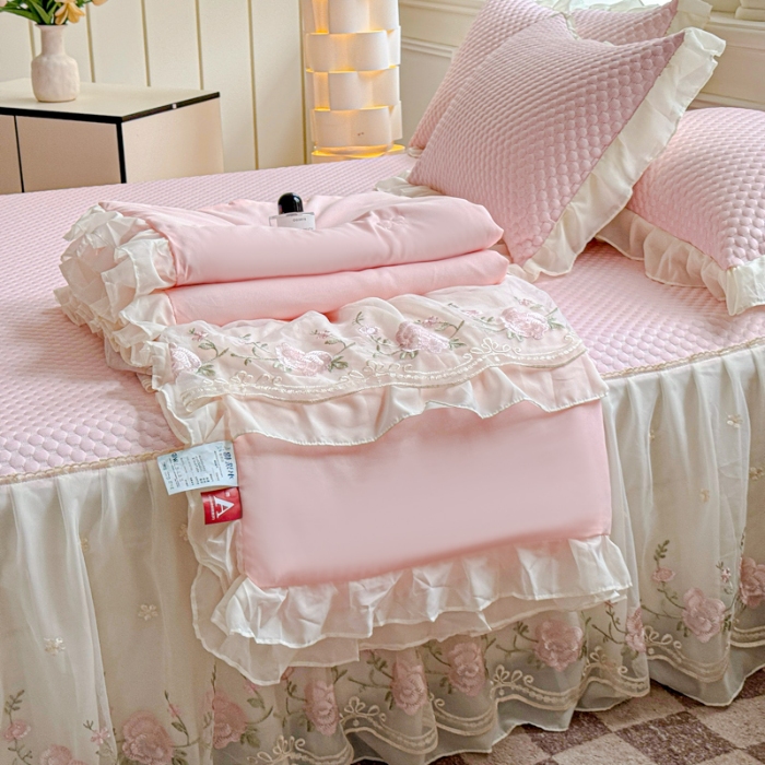 91家纺网 家纺一手货源 找家纺 苏米娜2025爆款新款夏季韩版公主风水洗棉全棉蕾丝花边床盖款三件套夏被四件套 梦幻—樱花粉
