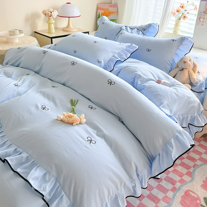 91家纺网 家纺一手货源 找家纺 苏米娜2025春夏新品韩版超柔水洗棉蝴蝶结刺绣针织棉双层纱床裙款四件套纯棉棉麻全棉公主风床裙款四件套   蝶儿飞飞—婴儿蓝