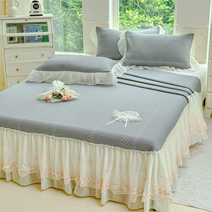 91家纺网 家纺一手货源 找家纺 漫布云 2025夏季新款PE聚乙烯中分子凉感凉豆豆蕾丝花边床裙款凉席三件套冰豆豆凉席可折叠可机洗 梦巴黎-高级灰  