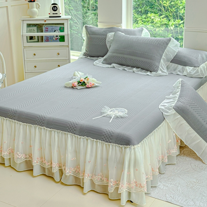 91家纺网 家纺一手货源 找家纺 漫布云 2025夏季新款PE聚乙烯中分子凉感凉豆豆蕾丝花边床裙款凉席三件套冰豆豆凉席可折叠可机洗 梦巴黎-高级灰  