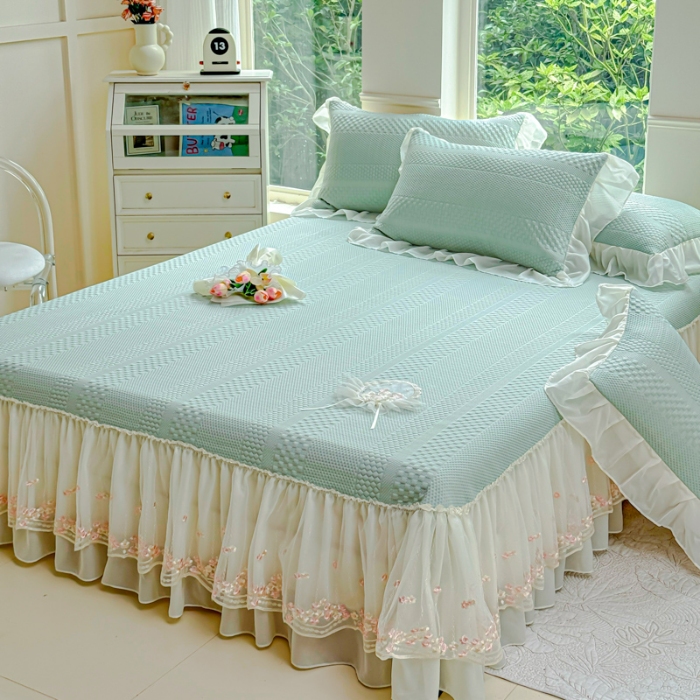 91家纺网 家纺一手货源 找家纺 漫布云 2025夏季新款PE聚乙烯中分子凉感凉豆豆蕾丝花边床裙款凉席三件套冰豆豆凉席可折叠可机洗  梦巴黎-海天蓝  