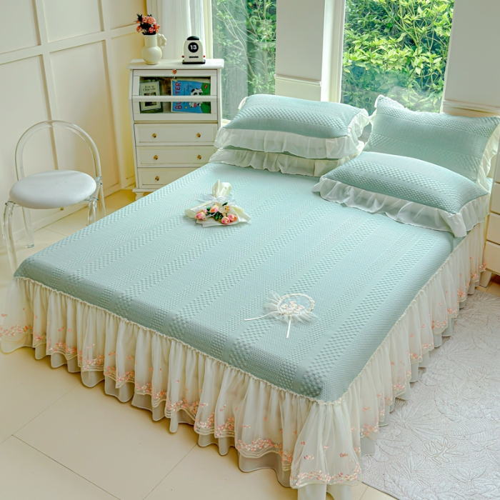 91家纺网 家纺一手货源 找家纺 漫布云 2025夏季新款PE聚乙烯中分子凉感凉豆豆蕾丝花边床裙款凉席三件套冰豆豆凉席可折叠可机洗  梦巴黎-海天蓝  