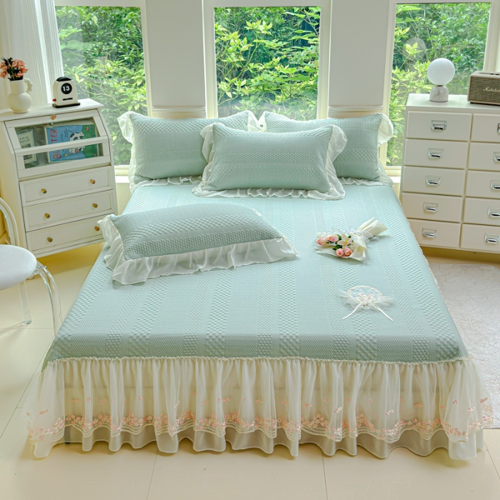 91家纺网 家纺一手货源 找家纺 漫布云 2025夏季新款PE聚乙烯中分子凉感凉豆豆蕾丝花边床裙款凉席三件套冰豆豆凉席可折叠可机洗  梦巴黎-海天蓝  