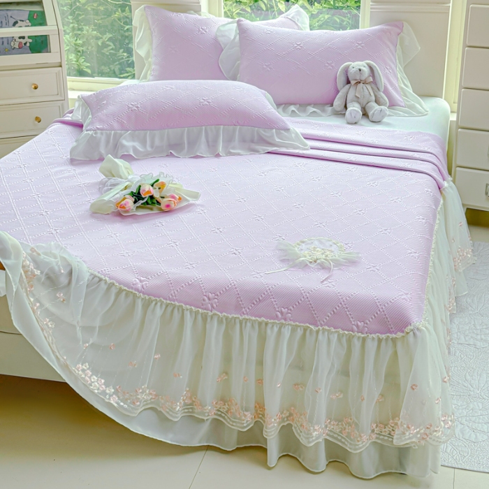 91家纺网 家纺一手货源 找家纺 漫布云 2025夏季新款PE聚乙烯中分子凉感凉豆豆蕾丝花边床裙款凉席三件套冰豆豆凉席可折叠可机洗 梦巴黎-香芋紫