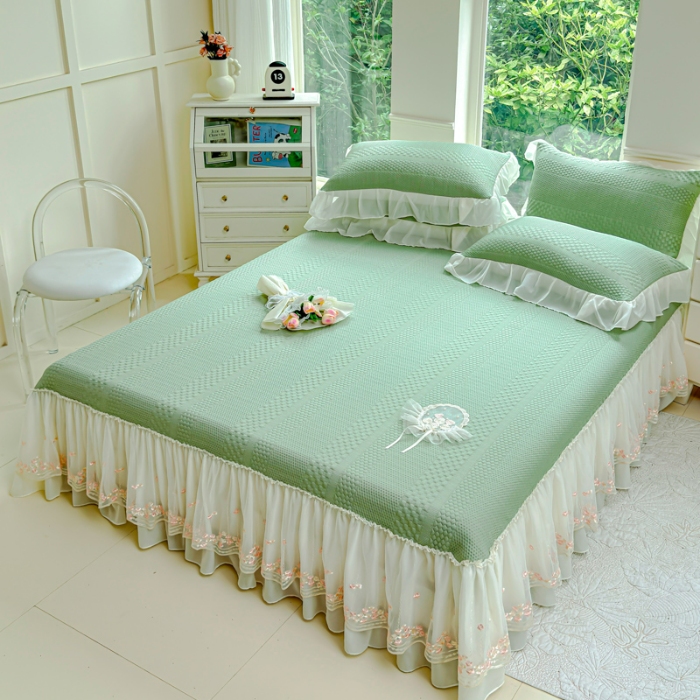 91家纺网 家纺一手货源 找家纺 漫布云 2025夏季新款PE聚乙烯中分子凉感凉豆豆蕾丝花边床裙款凉席三件套冰豆豆凉席可折叠可机洗  梦巴黎-新芽绿 