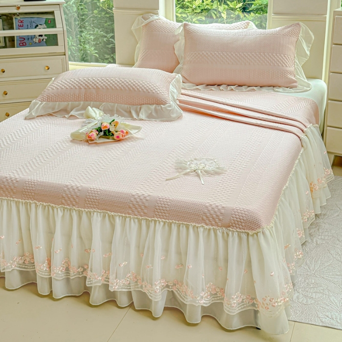 91家纺网 家纺一手货源 找家纺 漫布云 2025夏季新款PE聚乙烯中分子凉感凉豆豆蕾丝花边床裙款凉席三件套冰豆豆凉席可折叠可机洗 梦巴黎-樱花粉  