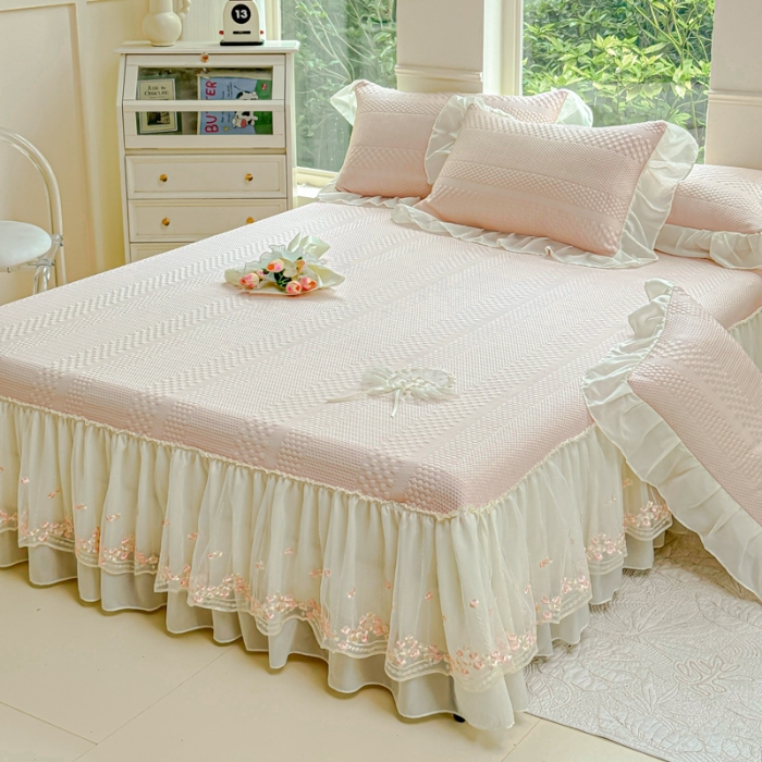 91家纺网 家纺一手货源 找家纺 漫布云 2025夏季新款PE聚乙烯中分子凉感凉豆豆蕾丝花边床裙款凉席三件套冰豆豆凉席可折叠可机洗 梦巴黎-樱花粉  