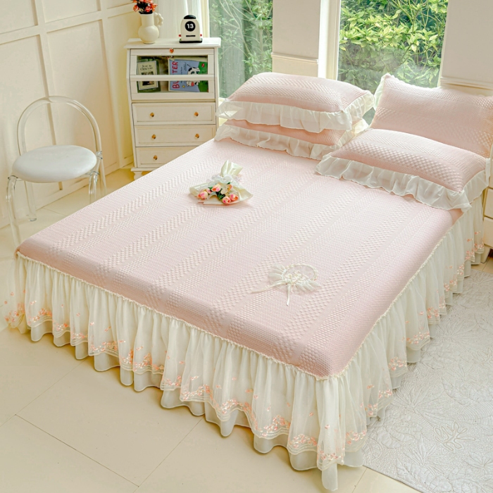 91家纺网 家纺一手货源 找家纺 漫布云 2025夏季新款PE聚乙烯中分子凉感凉豆豆蕾丝花边床裙款凉席三件套冰豆豆凉席可折叠可机洗 梦巴黎-樱花粉  