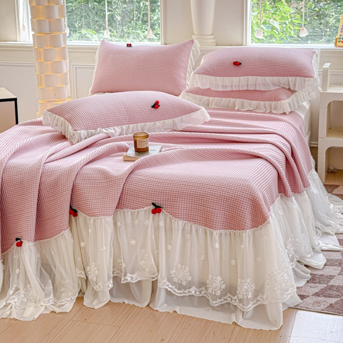 91家纺网 家纺一手货源 找家纺 漫布云 2025夏季新款PE聚乙烯中分子凉感凉豆豆蕾丝花边床裙款凉席三件套冰豆豆凉席可折叠可机洗  可可-豆沙红 