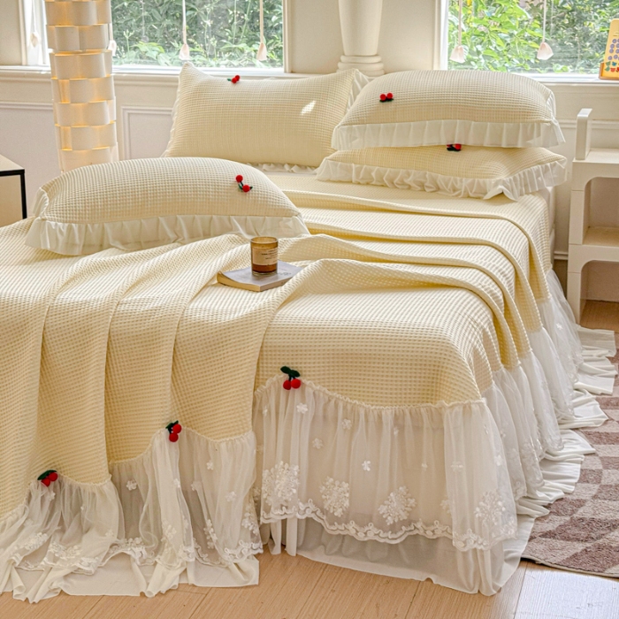 91家纺网 家纺一手货源 找家纺 漫布云 2025夏季新款PE聚乙烯中分子凉感凉豆豆蕾丝花边床裙款凉席三件套冰豆豆凉席可折叠可机洗   可可-嫩黄