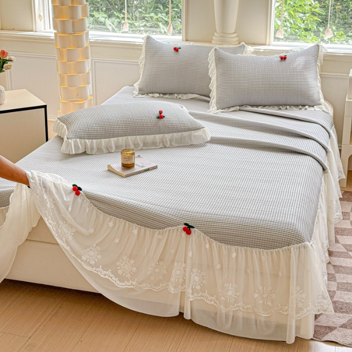 91家纺网 家纺一手货源 找家纺 漫布云 2025夏季新款PE聚乙烯中分子凉感凉豆豆蕾丝花边床裙款凉席三件套冰豆豆凉席可折叠可机洗  可可-气质灰