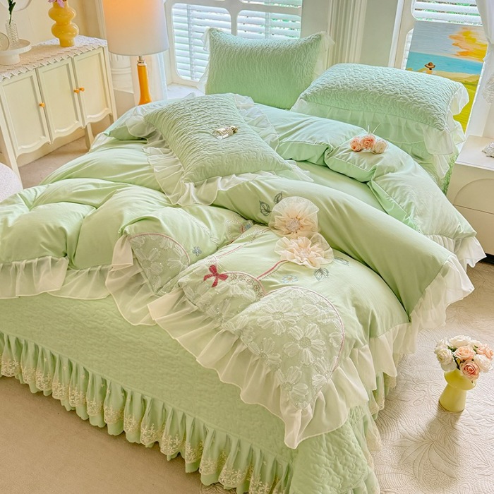 91家纺网 家纺一手货源 找家纺 2025春夏新品韩版公主风超柔水洗棉床盖四件套刺绣针织棉双层纱纯棉棉麻全棉公主风床盖款四件套  秘密花园—新芽绿