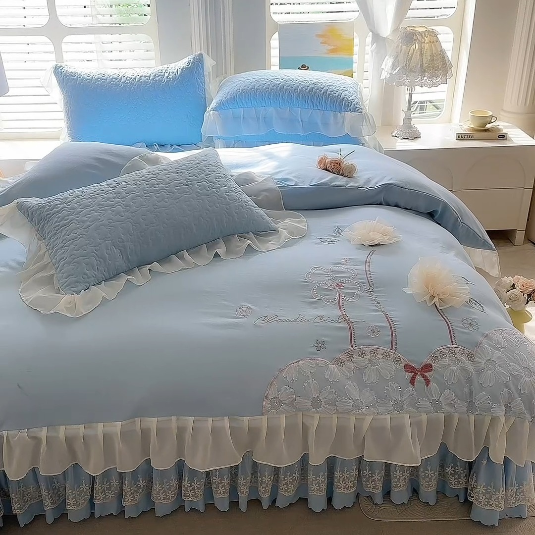 91家纺网 家纺一手货源 找家纺 2025春夏新品韩版公主风超柔水洗棉床盖四件套刺绣针织棉双层纱纯棉棉麻全棉公主风床盖款四件套  秘密花园—婴儿蓝 